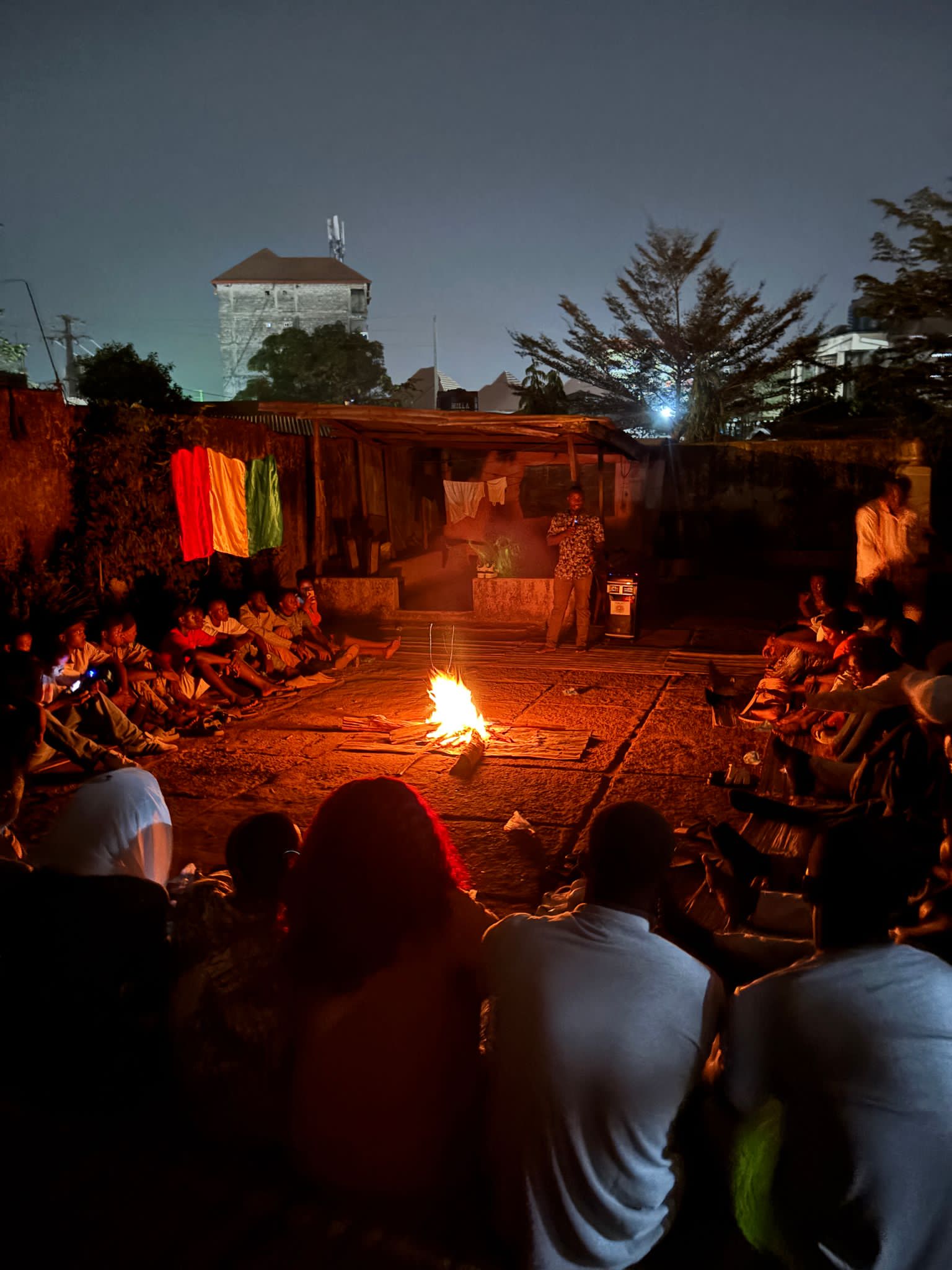 Sous les étoiles autour du feu