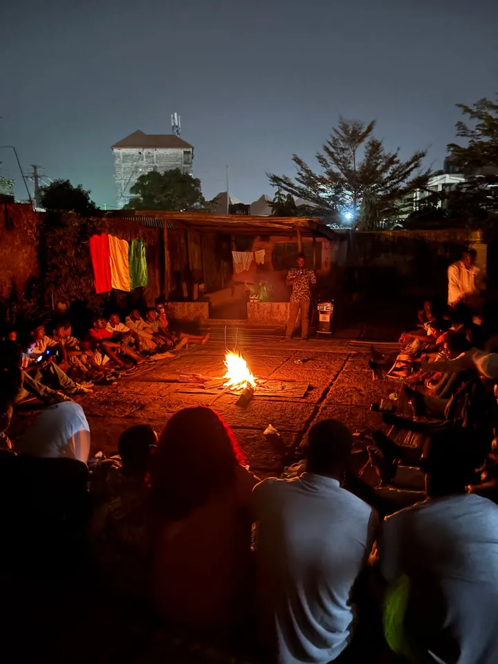 Sous les étoiles autour du feu